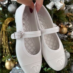 CHANEL CC LOGO WHITE LEATHER CAP TOE MARYJANE BALLET FLATS WITH SILVER BUCKLE